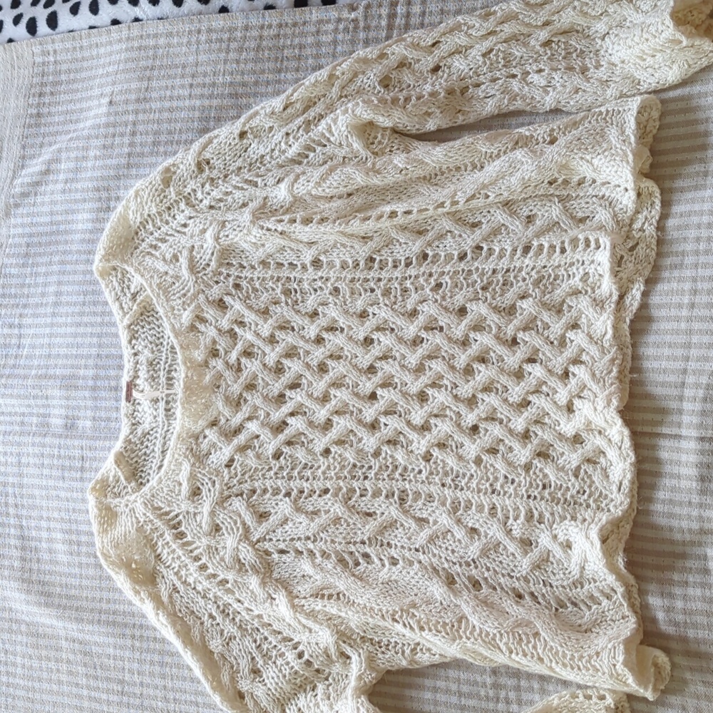 Oversized cream colored knitted Free People sweater XS